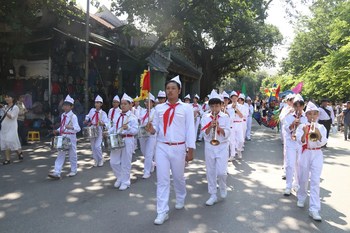 Sôi động phố đi bộ Hồ Gươm sôi động với những màn trình diễn nghệ thuật xiếc - Ảnh 3.