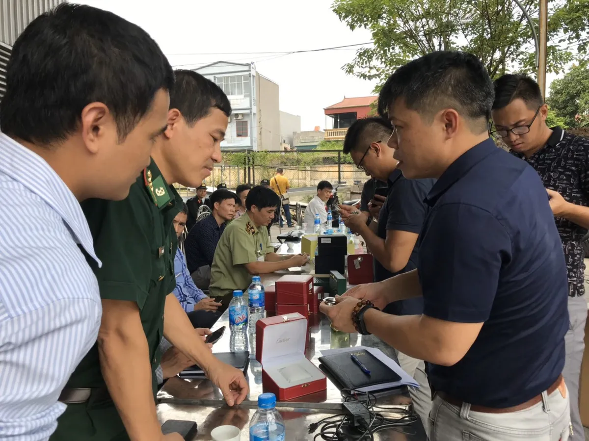 Thu giữ hơn 15.500 đồng hồ Thụy Sỹ nhái trong 9 tháng - Ảnh 1. Thu giữ hơn 15.500 đồng hồ Thụy Sỹ nhái trong 9 tháng - Ảnh 1.