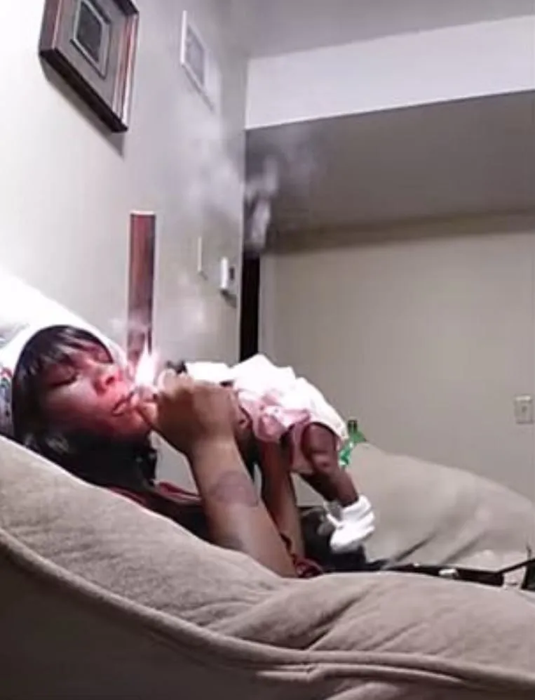 Mỹ: Người mẹ bị bắt v&igrave; h&uacute;t thuốc khi bế con - Ảnh 1.