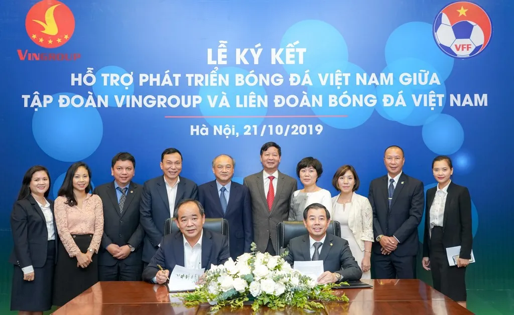 VinGroup và VFF ký thỏa thuận hợp tác chiến lược hỗ trợ phát triển bóng đá Việt Nam - Ảnh 1. VinGroup và VFF ký thỏa thuận hợp tác chiến lược hỗ trợ phát triển bóng đá Việt Nam - Ảnh 1.