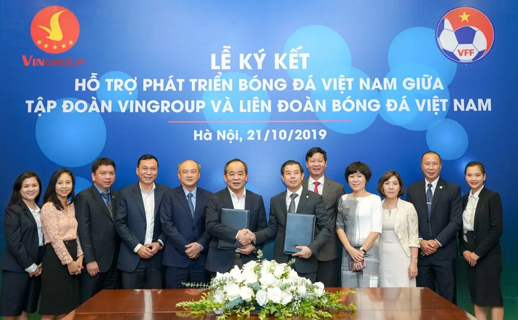 VinGroup và VFF ký thỏa thuận hợp tác chiến lược hỗ trợ phát triển bóng đá Việt Nam - Ảnh 2. VinGroup và VFF ký thỏa thuận hợp tác chiến lược hỗ trợ phát triển bóng đá Việt Nam - Ảnh 2.