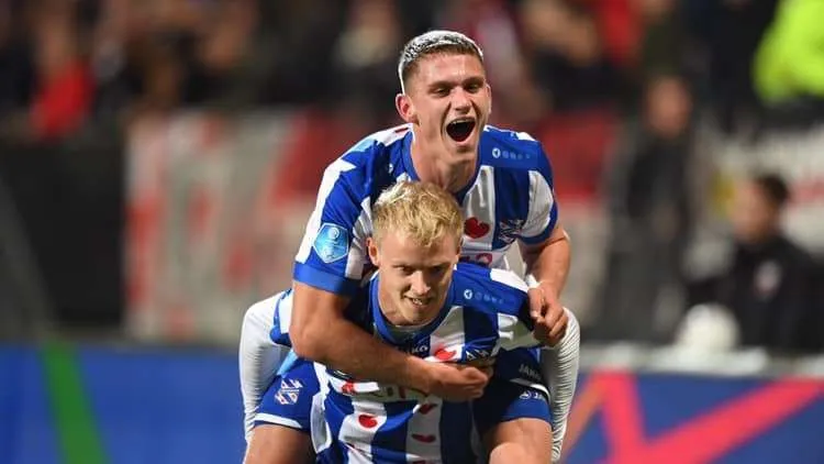 Thay hậu vệ trái nhưng không chọn Văn Hậu, HLV Heerenveen nói gì? - Ảnh 1. Thay hậu vệ trái nhưng không chọn Văn Hậu, HLV Heerenveen nói gì? - Ảnh 1.