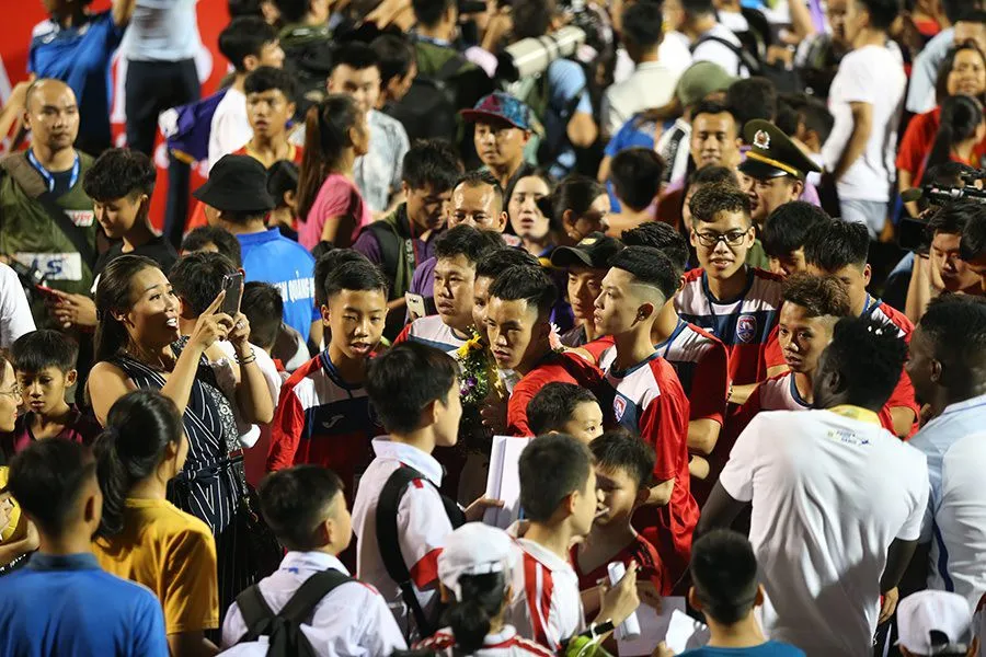 CLB Hà Nội tưng bừng nâng cúp vô địch V.League 2019 - Ảnh 11.