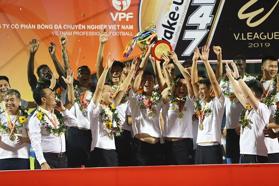CLB Hà Nội tưng bừng nâng cúp vô địch V.League 2019 - Ảnh 6.