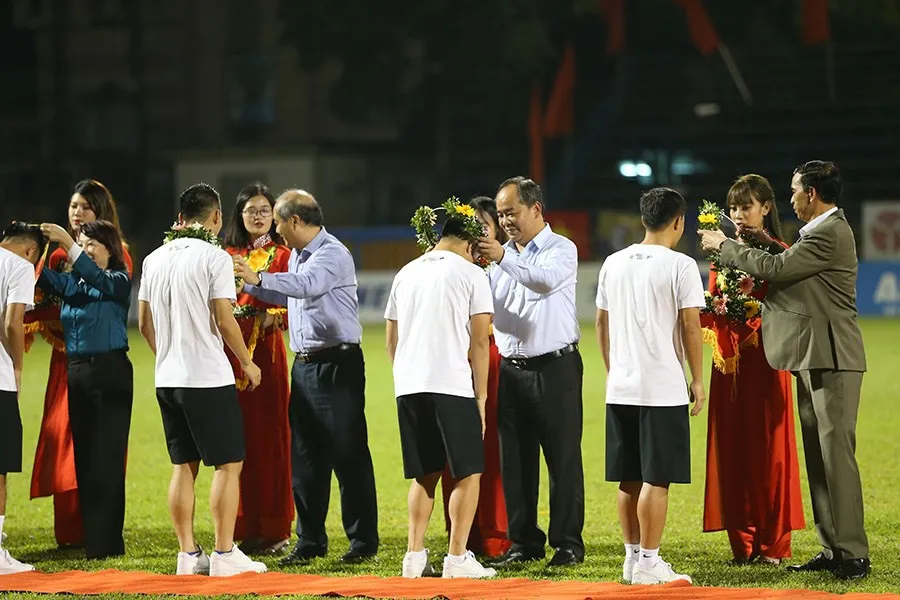 CLB Hà Nội tưng bừng nâng cúp vô địch V.League 2019 - Ảnh 1.