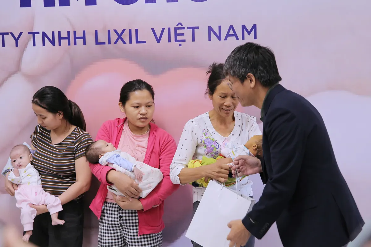 Quỹ Tấm lòng Việt và LIXIL Việt Nam chung tay hỗ trợ phẫu thuật tim bẩm sinh cho các bệnh nhi có hoàn cảnh khó khăn - Ảnh 15.