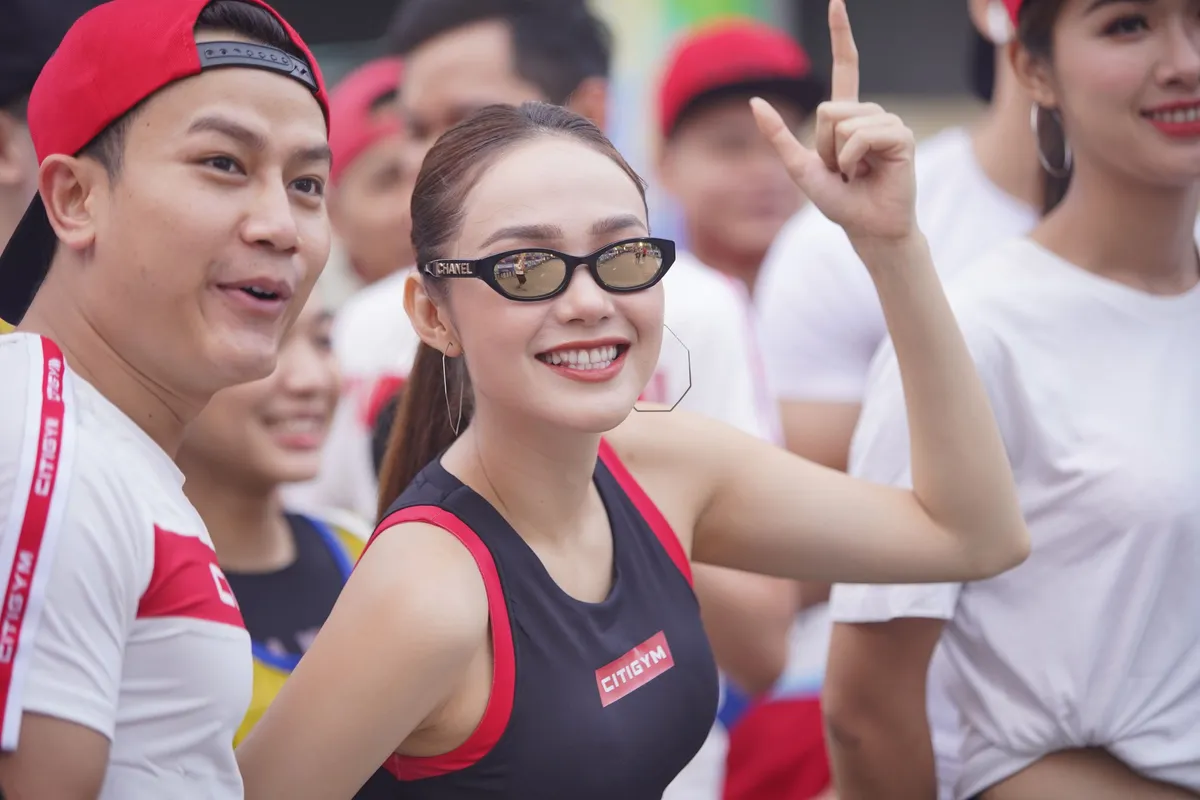 Minh Hằng “nhào lộn” cùng dàn trai 6 múi gây náo loạn trên đường chạy marathon - Ảnh 2.