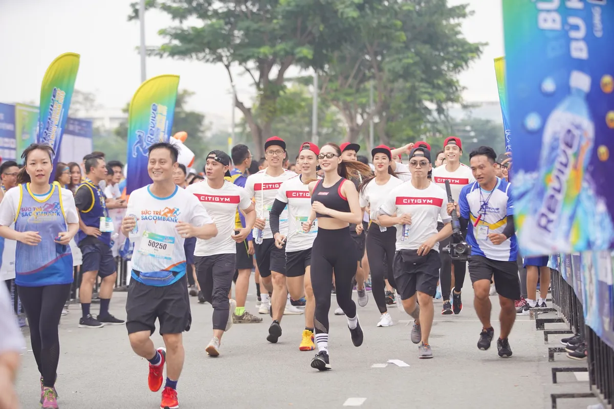 Minh Hằng “nhào lộn” cùng dàn trai 6 múi gây náo loạn trên đường chạy marathon - Ảnh 10.