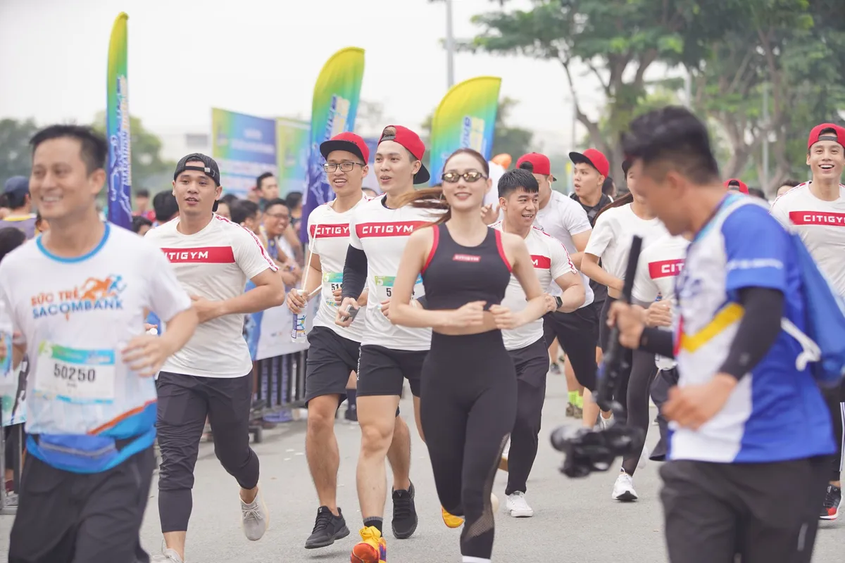 Minh Hằng “nhào lộn” cùng dàn trai 6 múi gây náo loạn trên đường chạy marathon - Ảnh 1.