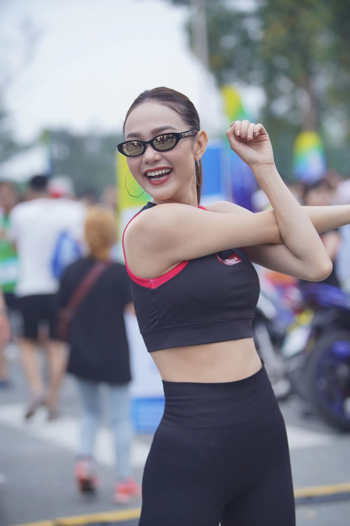 Minh Hằng “nhào lộn” cùng dàn trai 6 múi gây náo loạn trên đường chạy marathon - Ảnh 3.