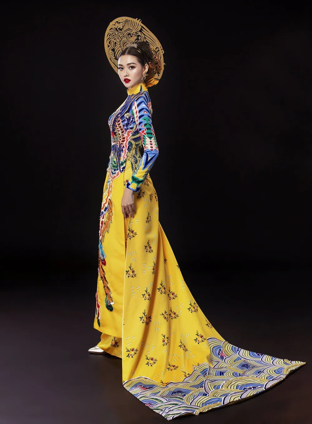 Tường San cầu cứu fan chọn giúp 1 trong 2 bộ quốc phục dự thi Miss International 2019 - Ảnh 9.