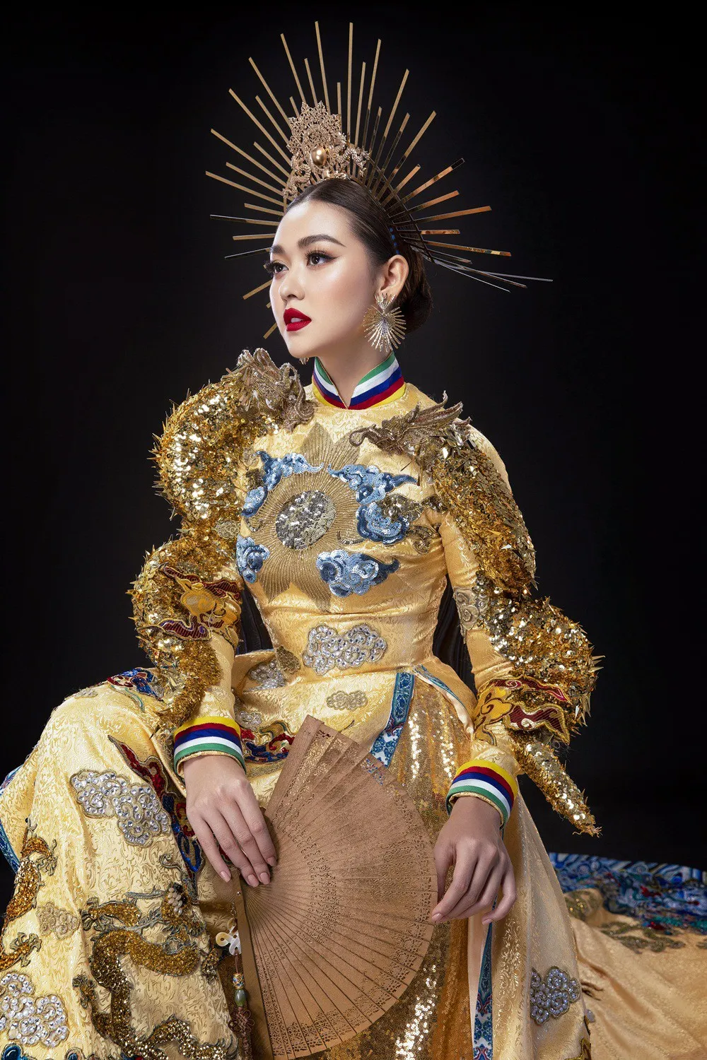 Tường San cầu cứu fan chọn giúp 1 trong 2 bộ quốc phục dự thi Miss International 2019 - Ảnh 7.