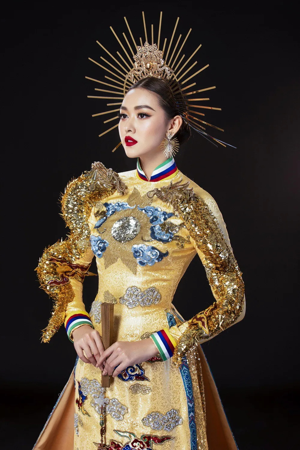 Tường San cầu cứu fan chọn giúp 1 trong 2 bộ quốc phục dự thi Miss International 2019 - Ảnh 5.