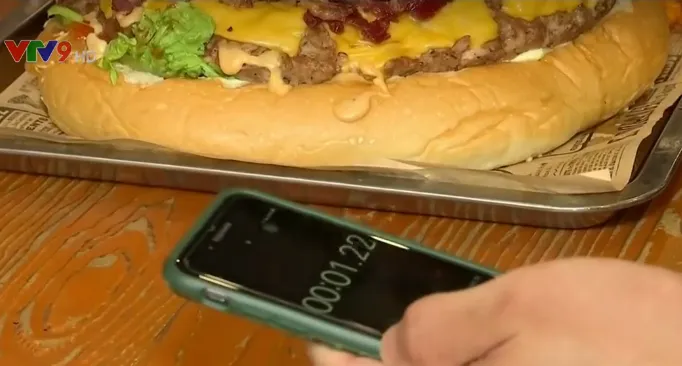 Thử th&aacute;ch ăn b&aacute;nh hamburger khổng lồ trong v&ograve;ng 9 ph&uacute;t - Ảnh 2.