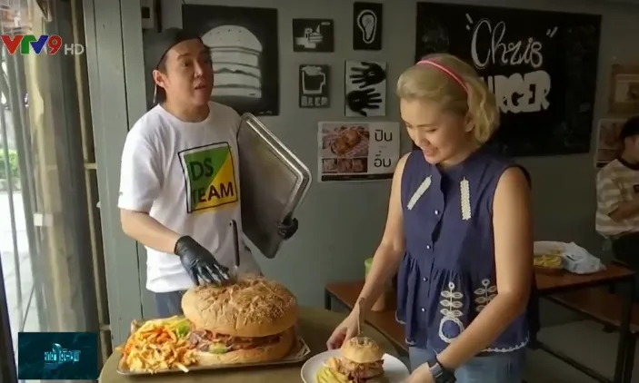 Thử th&aacute;ch ăn b&aacute;nh hamburger khổng lồ trong v&ograve;ng 9 ph&uacute;t - Ảnh 1.