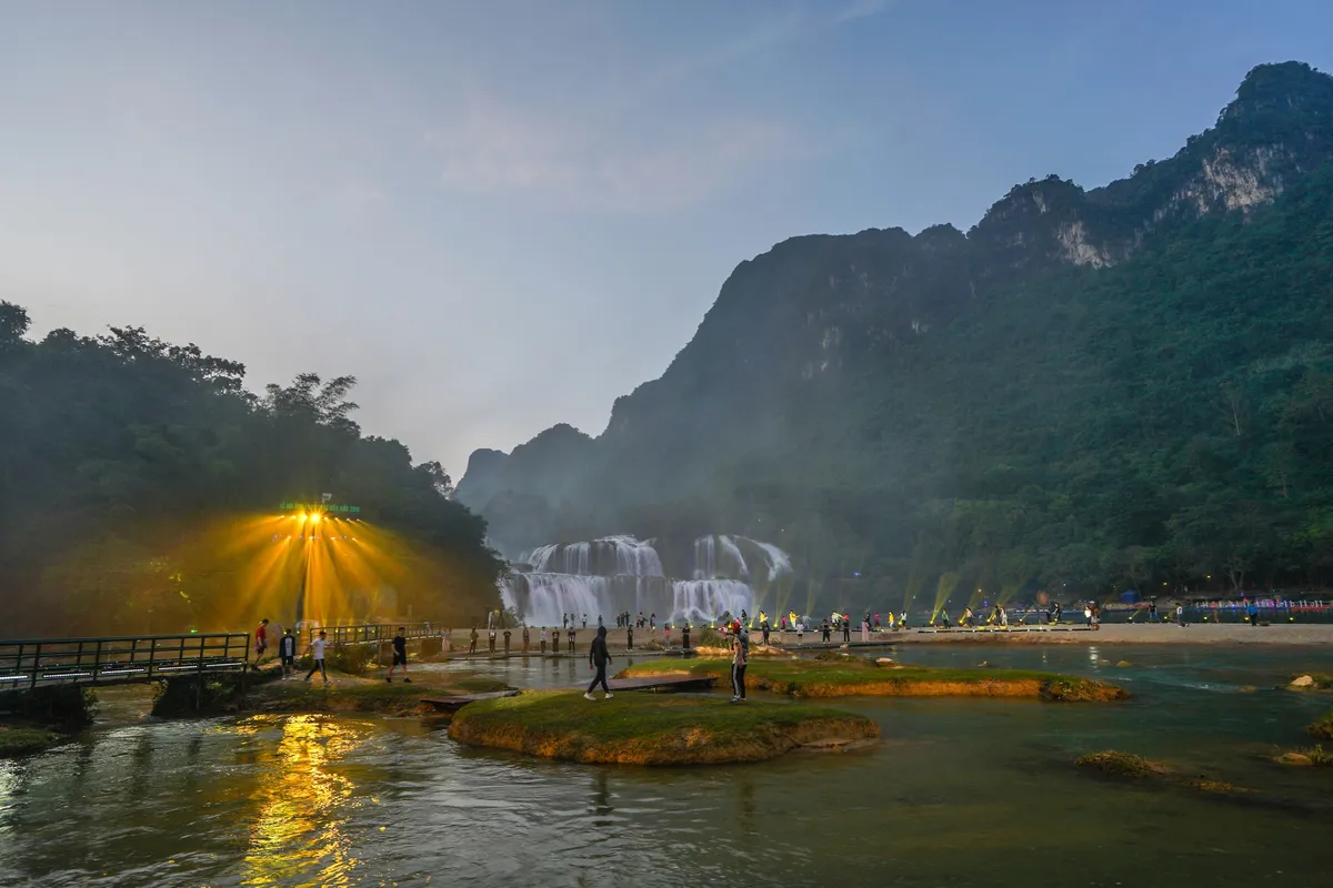 “Lễ hội ánh sáng thác Bản Giốc 2019” – Nơi thần thoại biến hóa thành không gian nghệ thuật - Ảnh 1.