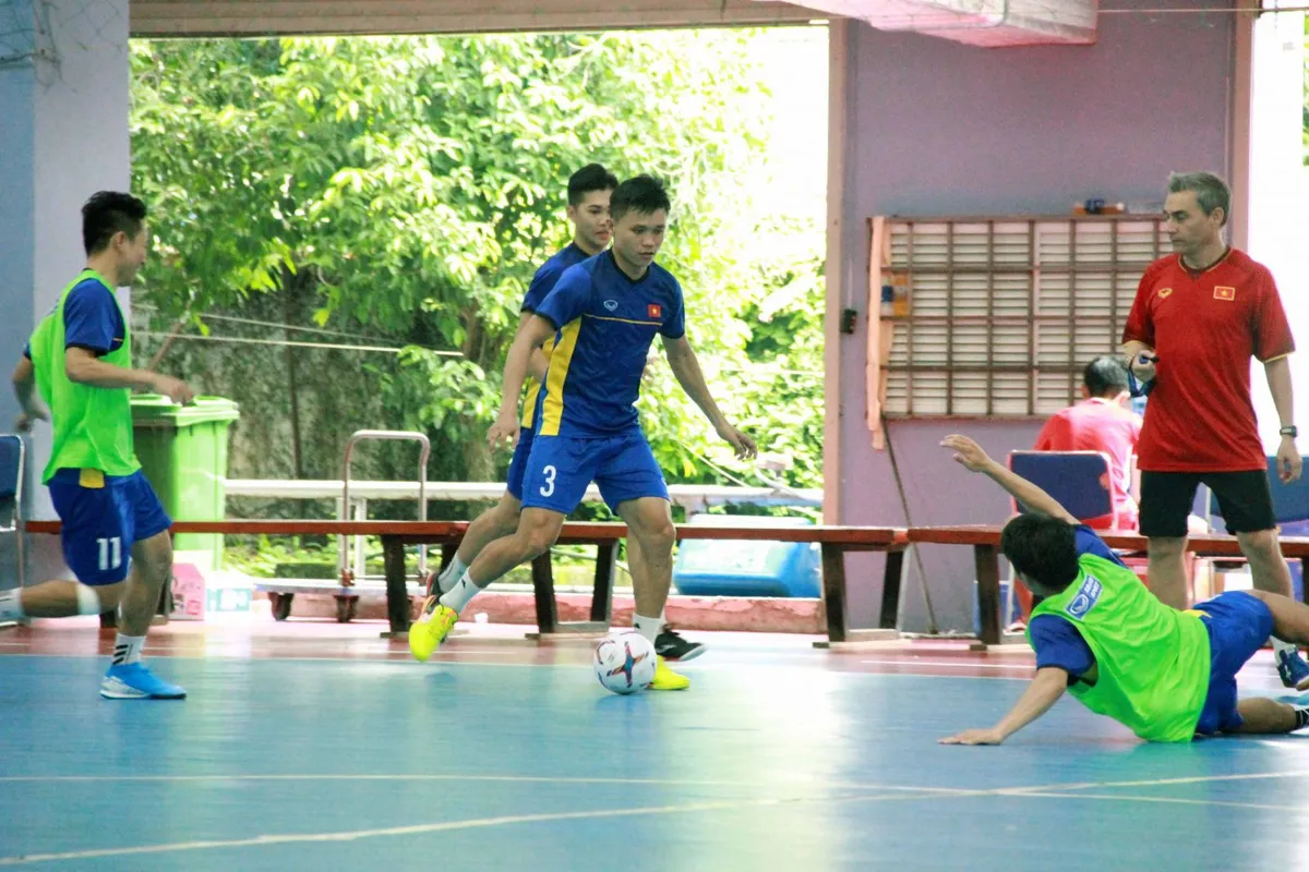 ĐT futsal Việt Nam củng cố thể lực, chuẩn bị cho chuyến rèn quân tại Thái Lan - Ảnh 1. ĐT futsal Việt Nam củng cố thể lực, chuẩn bị cho chuyến rèn quân tại Thái Lan - Ảnh 1.