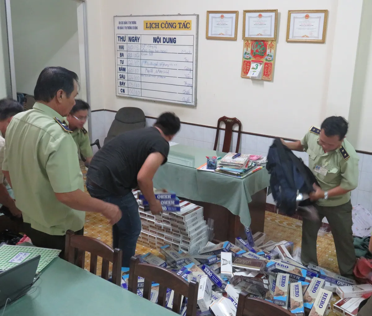 Thu giữ hơn 4.300 gói thuốc lá nhập lậu tại Long An - Ảnh 1. Thu giữ hơn 4.300 gói thuốc lá nhập lậu tại Long An - Ảnh 1.
