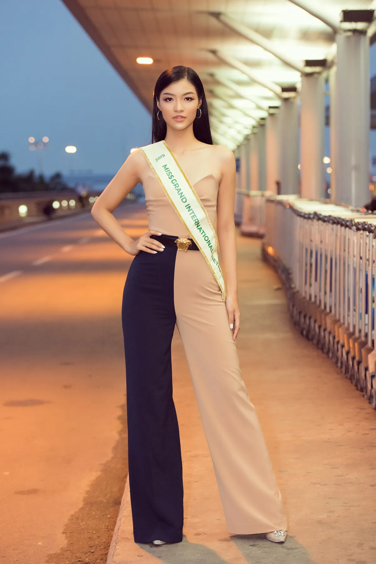 Kiều Loan tự tin catwalk giữa sân bay trước giờ lên đường thi Miss Grand International - Ảnh 12.