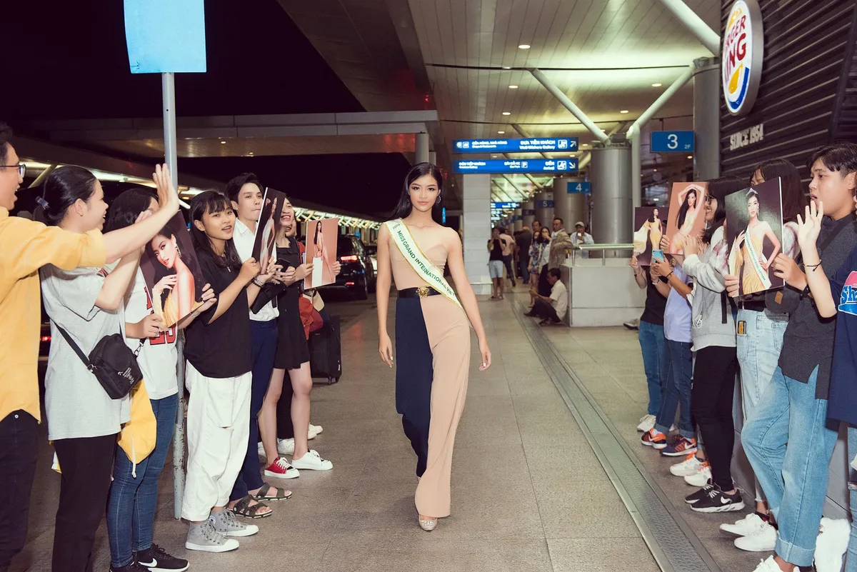 Kiều Loan tự tin catwalk giữa sân bay trước giờ lên đường thi Miss Grand International - Ảnh 1.