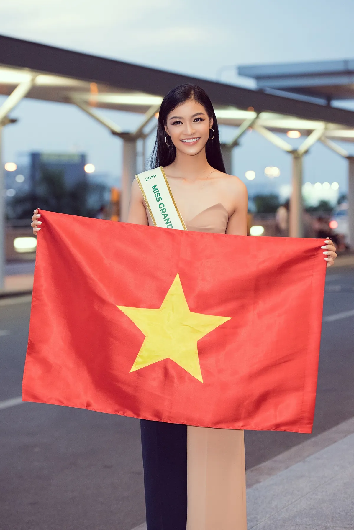 Kiều Loan tự tin catwalk giữa sân bay trước giờ lên đường thi Miss Grand International - Ảnh 9.