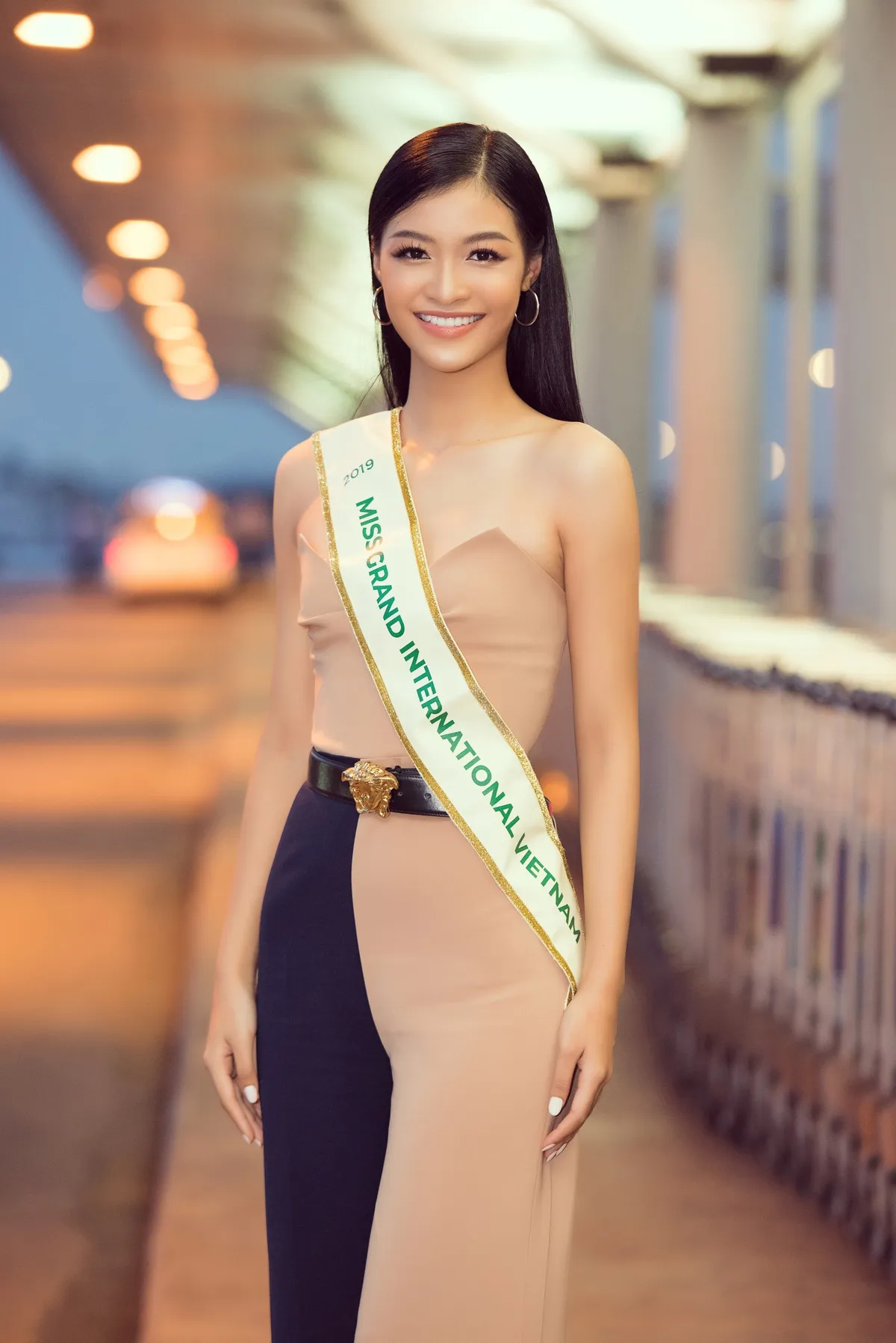 Kiều Loan tự tin catwalk giữa sân bay trước giờ lên đường thi Miss Grand International - Ảnh 11.