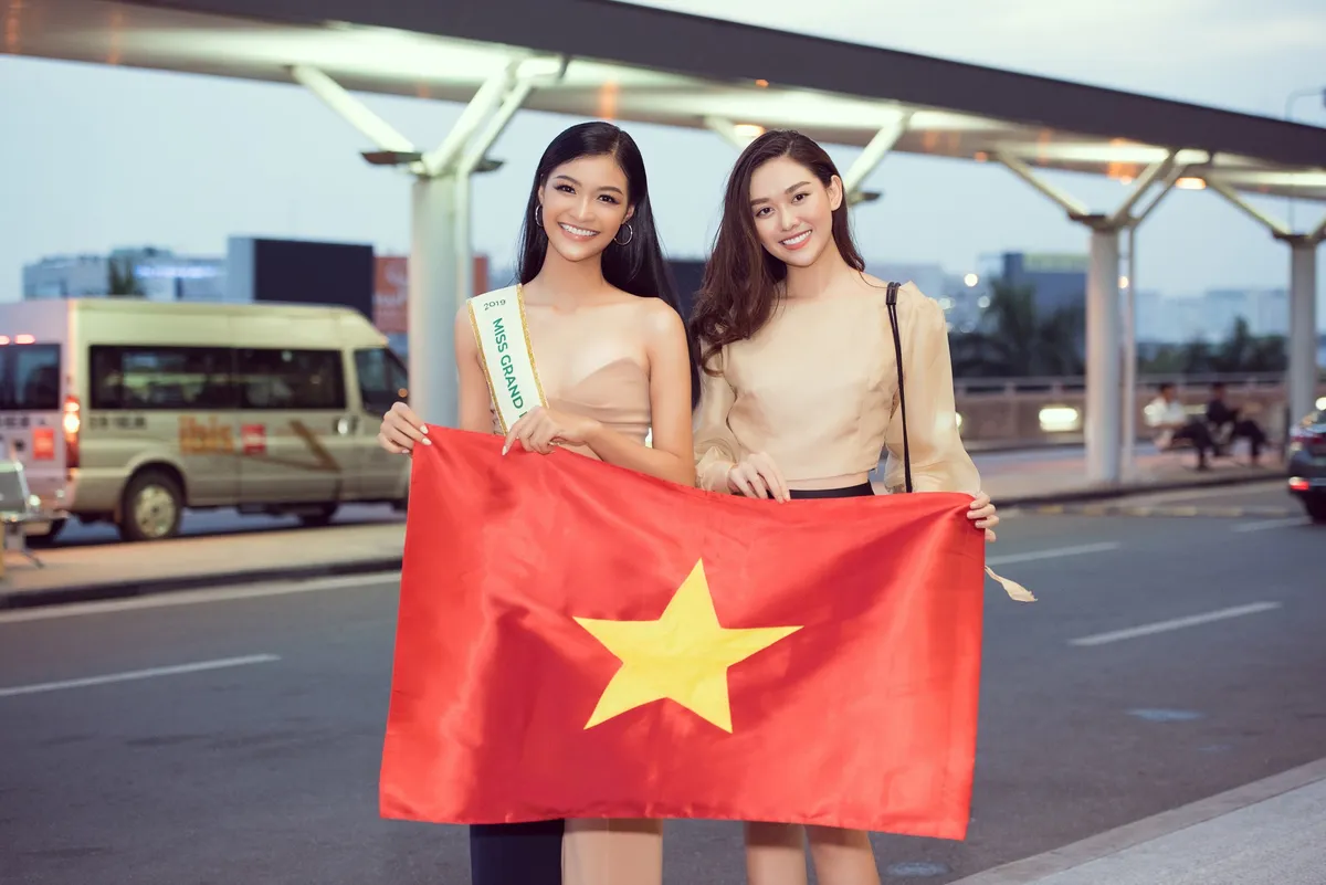 Kiều Loan tự tin catwalk giữa sân bay trước giờ lên đường thi Miss Grand International - Ảnh 8.