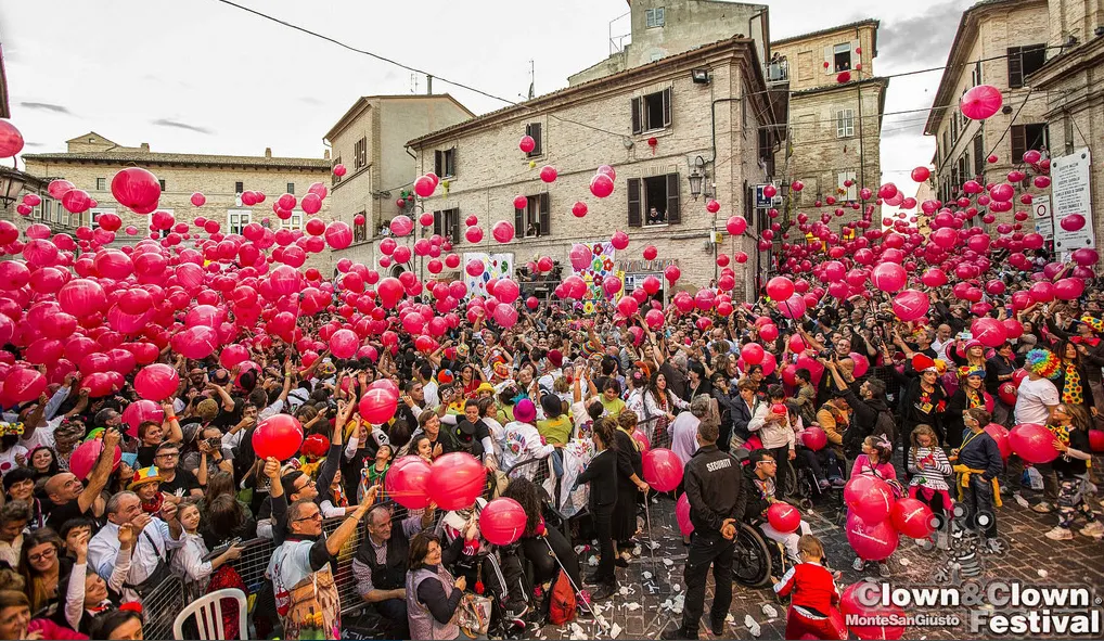 Vui nhộn v&agrave; rực rỡ sắc m&agrave;u tại Li&ecirc;n hoan ch&uacute; hề quốc tế - Ảnh 1.