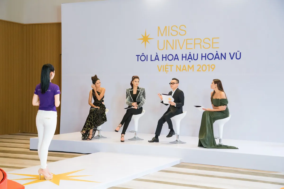 Tôi là Hoa hậu Hoàn vũ Việt Nam 2019 - Tập 2: Cùng là người nổi tiếng, Hương Ly được khen hết lời, Thúy Vân bị chê tơi bời - Ảnh 2.