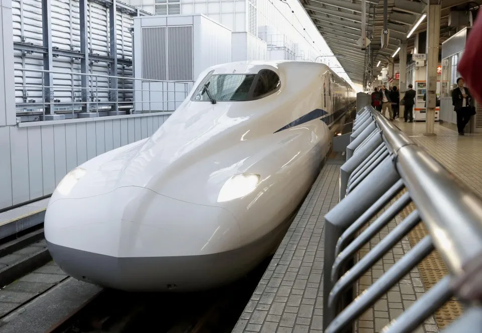 Nhật Bản ra mắt tàu shinkansen mới, có thể chạy dù mất điện - Ảnh 1. Nhật Bản ra mắt tàu shinkansen mới, có thể chạy dù mất điện - Ảnh 1.