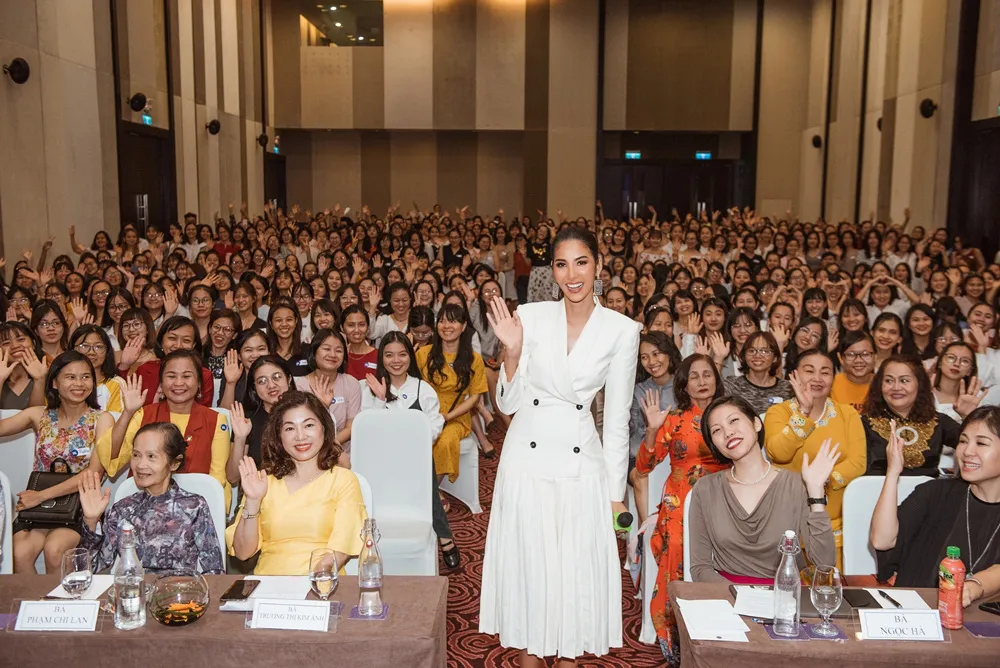 Á hậu Hoàng Thùy xúc động khi catwalk cùng bệnh nhân ung thư - Ảnh 2.