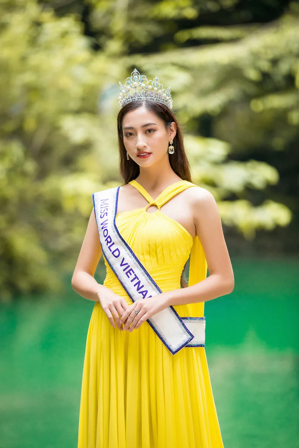 Hoa hậu Lương Thùy Linh đẹp mê hoặc trong clip tự giới thiệu gửi đến Miss World 2019 - Ảnh 6.