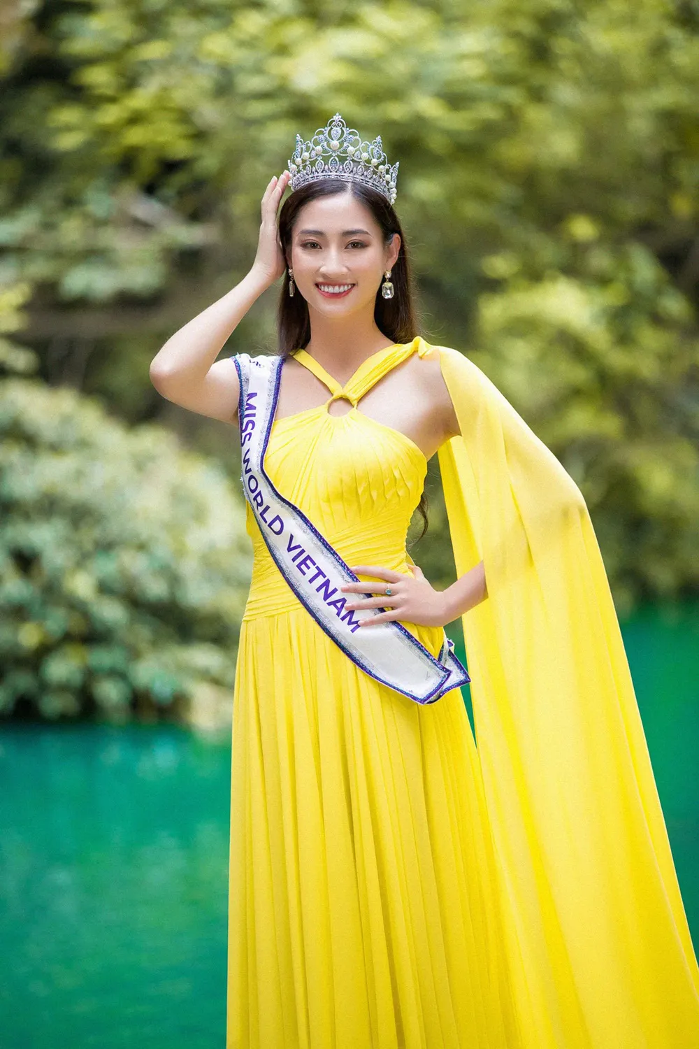 Hoa hậu Lương Thùy Linh đẹp mê hoặc trong clip tự giới thiệu gửi đến Miss World 2019 - Ảnh 5.