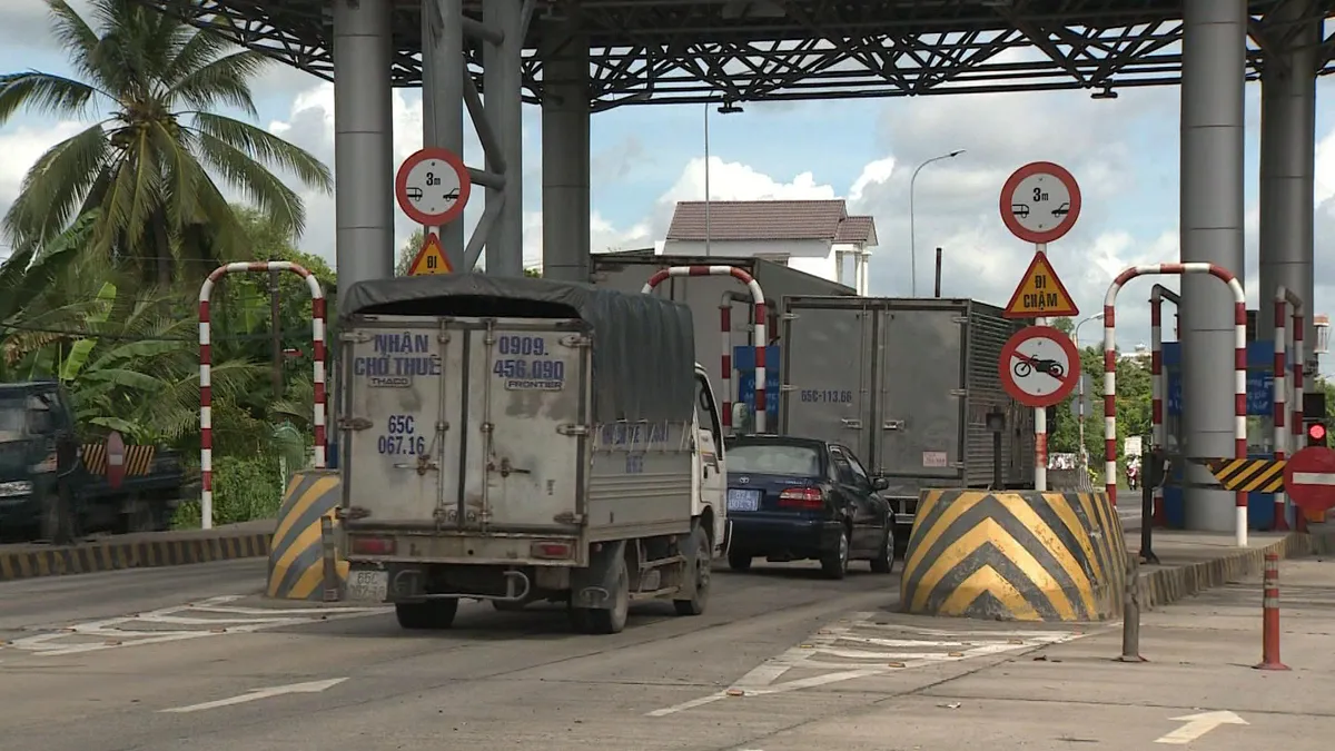 Bộ GTVT: Tỷ lệ xe ô tô dán thẻ thu phí tự động không dừng quá thấp - Ảnh 2.