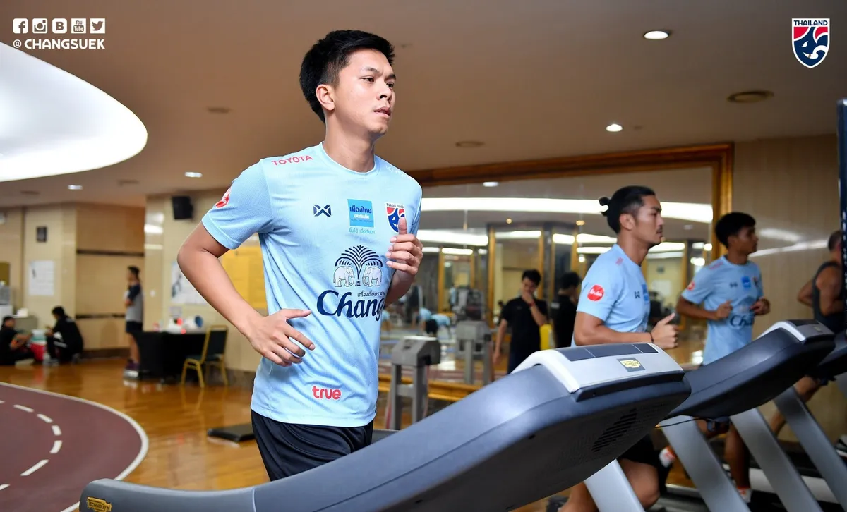 ĐT Thái Lan tích cực tập luyện ngay sau khi tới Hà Nội - Ảnh 3. ĐT Thái Lan tích cực tập luyện ngay sau khi tới Hà Nội - Ảnh 3.