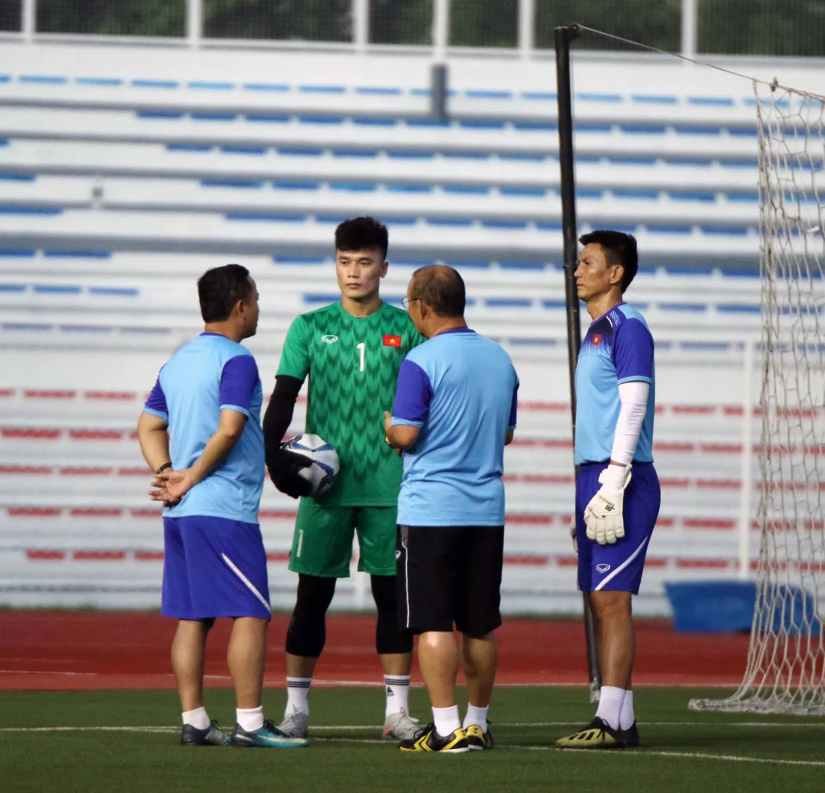 U22 Việt Nam tập làm quen sân đấu trận ra quân gặp ĐT U22 Brunei - Ảnh 2. U22 Việt Nam tập làm quen sân đấu trận ra quân gặp ĐT U22 Brunei - Ảnh 2.
