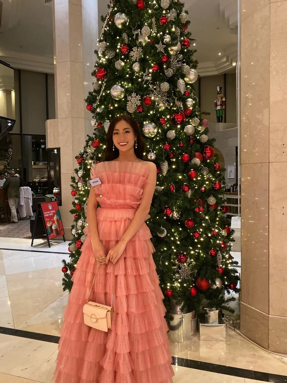 Lương Thùy Linh diện đầm hồng ấn tượng chào sân Miss World 2019 - Ảnh 1.