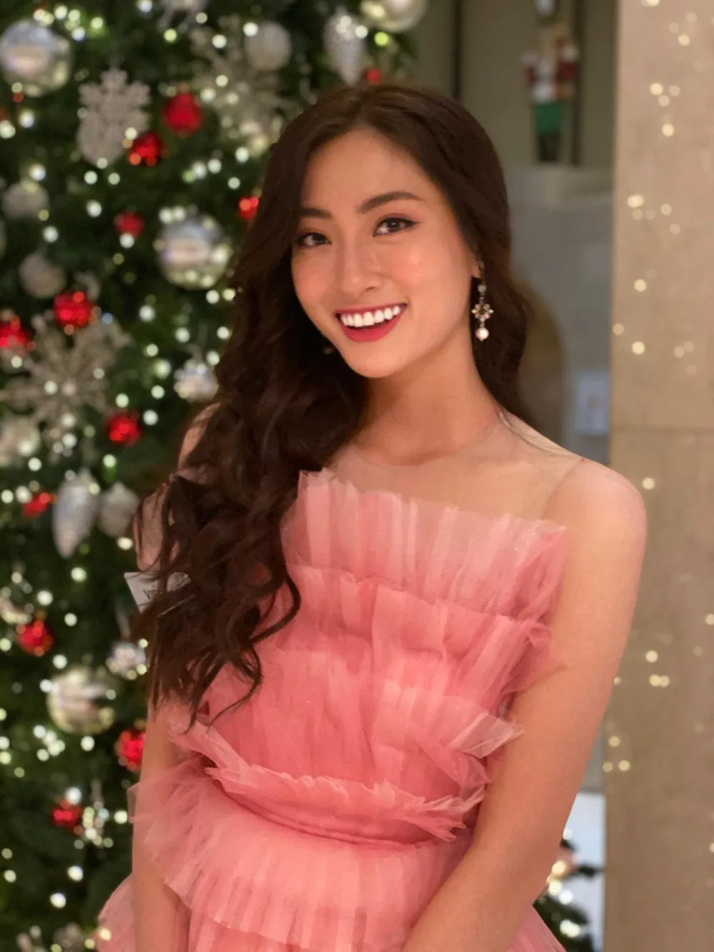 Lương Thùy Linh diện đầm hồng ấn tượng chào sân Miss World 2019 - Ảnh 2.