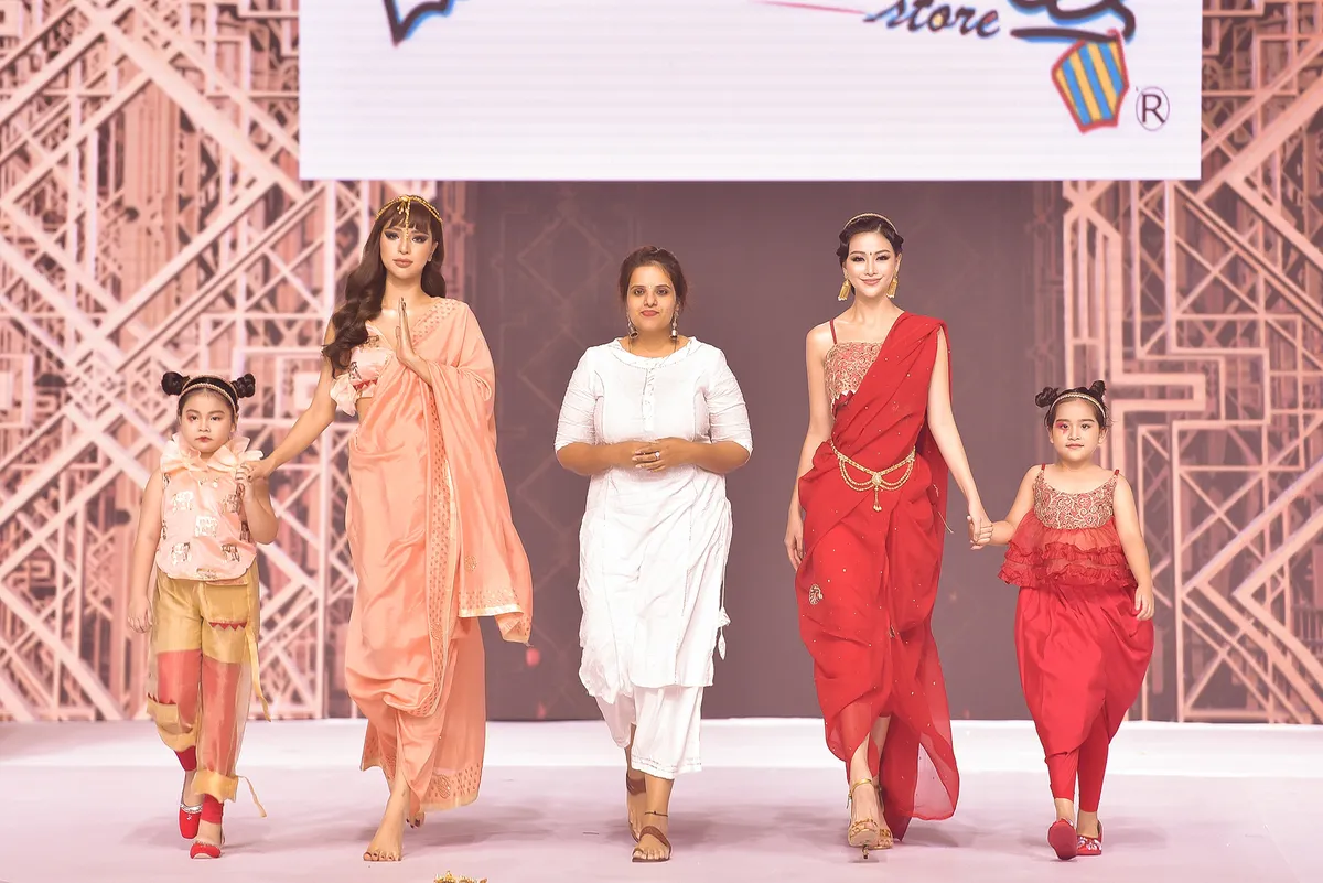 Hoa hậu Phương Khánh gợi cảm làm vedette tại Asian Kids Fashion Week 2020 - Ảnh 3.