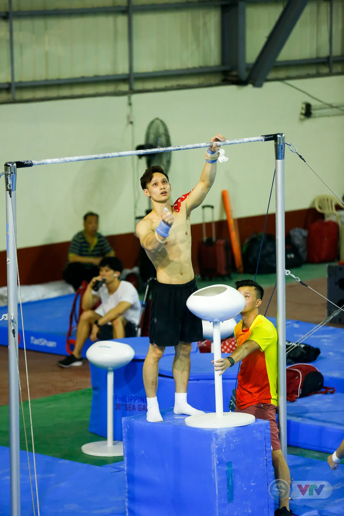 SEA Games 30: Dàn hot boy Thể dục dụng cụ Việt Nam tích cực luyện tập tại Manila để tranh HCV - Ảnh 6. SEA Games 30: Dàn hot boy Thể dục dụng cụ Việt Nam tích cực luyện tập tại Manila để tranh HCV - Ảnh 6.