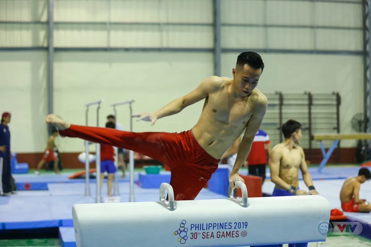 SEA Games 30: Dàn hot boy Thể dục dụng cụ Việt Nam tích cực luyện tập tại Manila để tranh HCV - Ảnh 1. SEA Games 30: Dàn hot boy Thể dục dụng cụ Việt Nam tích cực luyện tập tại Manila để tranh HCV - Ảnh 1.