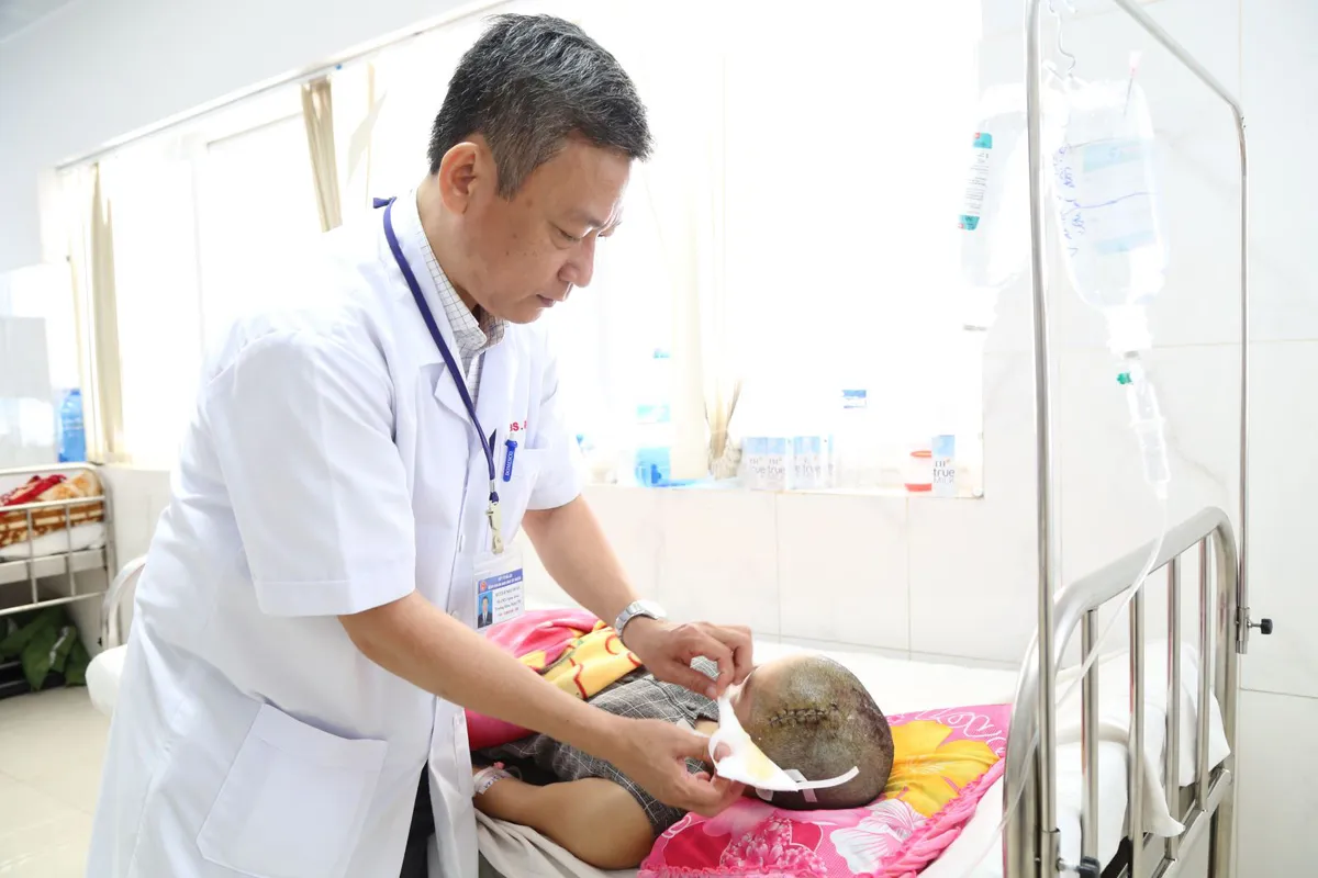 Phẫu thuật cấp cứu thành công 3 bệnh nhân bị đạn bắn - Ảnh 1.