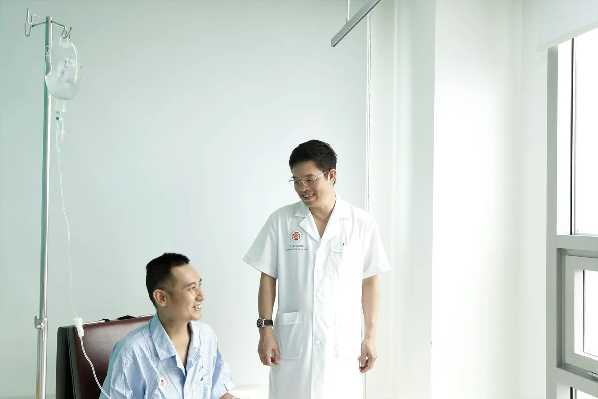 Lần đầu ghép gan cấp cứu thành công với nguồn tạng từ người cho sống - Ảnh 1. Lần đầu ghép gan cấp cứu thành công với nguồn tạng từ người cho sống - Ảnh 1.
