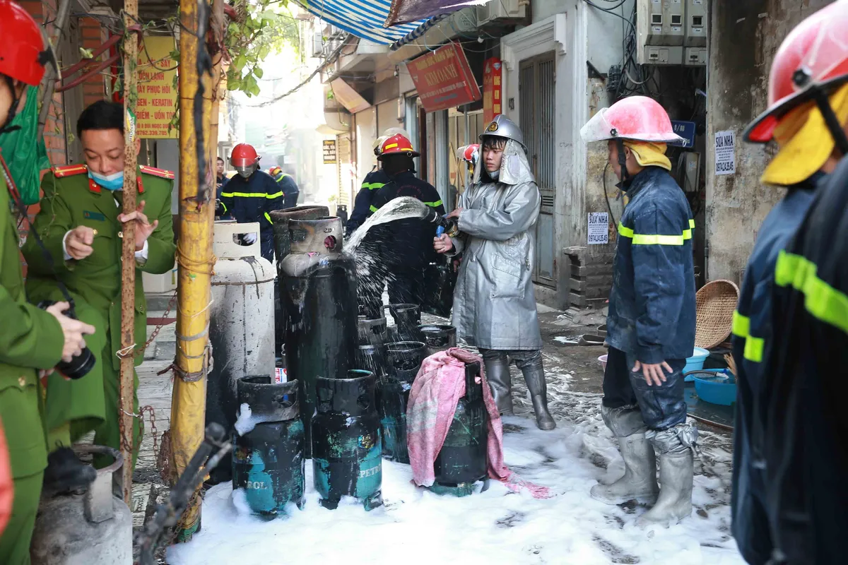 Hà Nội: Nổ bình gas gây cháy lớn tại phố Bùi Ngọc Dương - Ảnh 3.