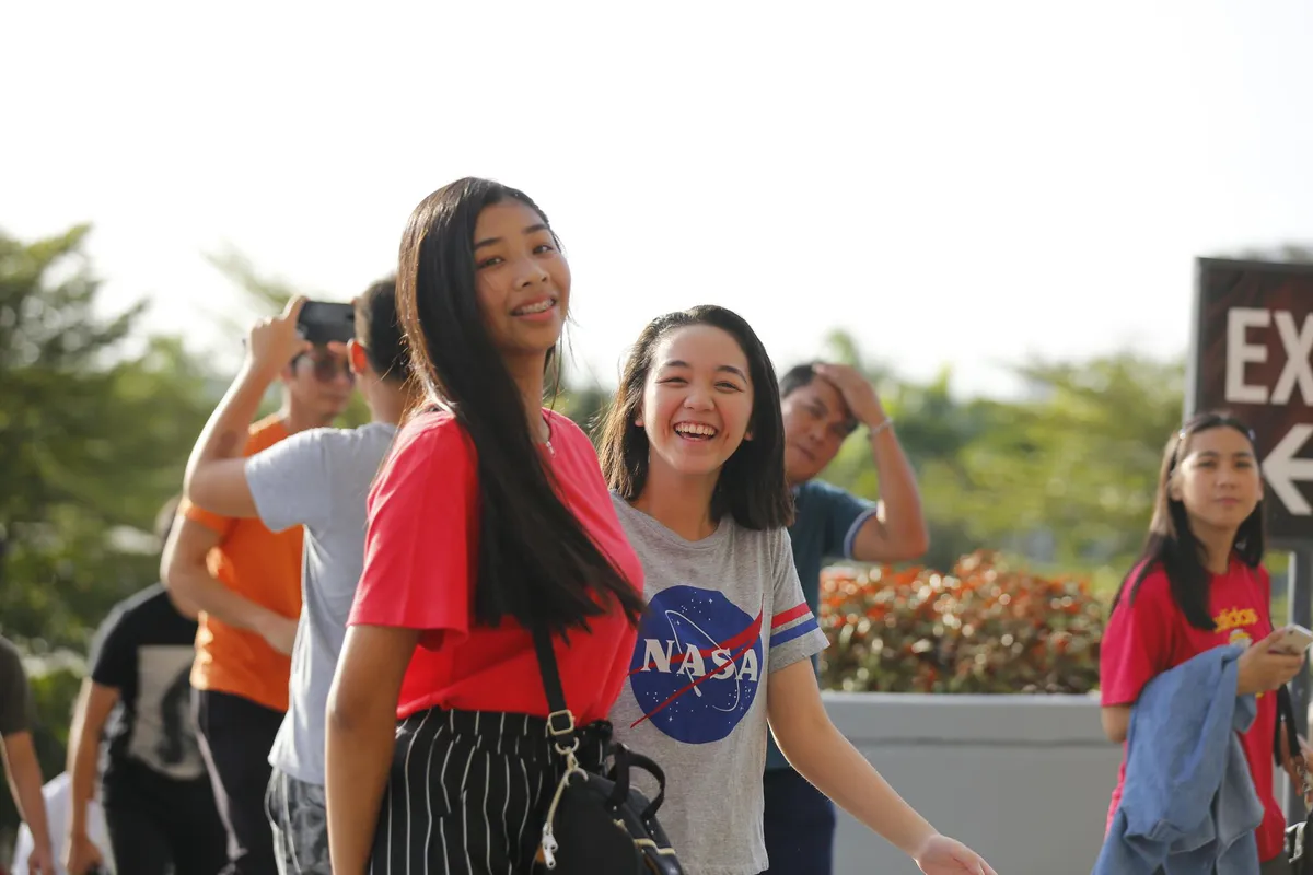 ẢNH: Những bóng hồng nô nức tới tham dự lễ khai mạc SEA Games 30 - Ảnh 7. ẢNH: Những bóng hồng nô nức tới tham dự lễ khai mạc SEA Games 30 - Ảnh 7.