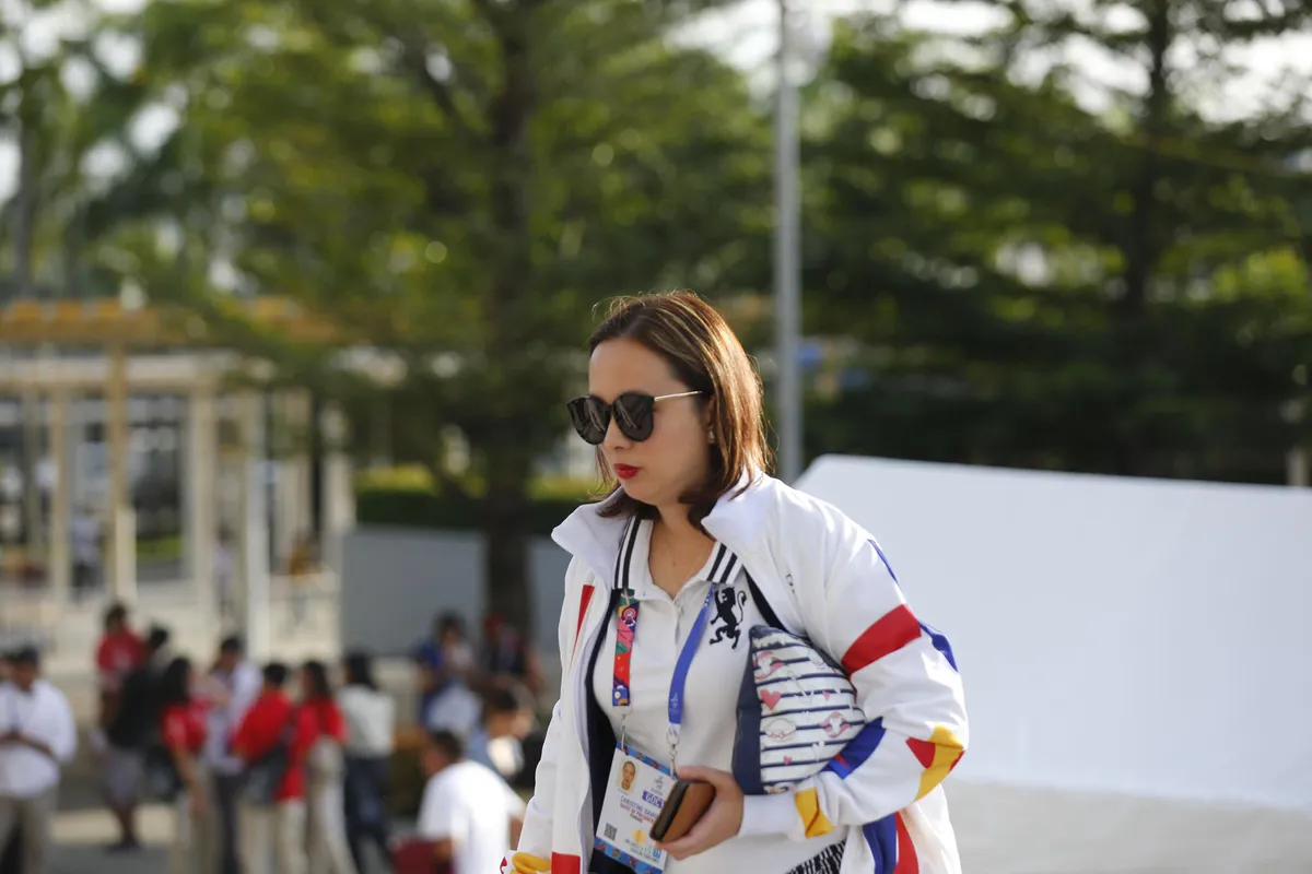 ẢNH: Những bóng hồng nô nức tới tham dự lễ khai mạc SEA Games 30 - Ảnh 4. ẢNH: Những bóng hồng nô nức tới tham dự lễ khai mạc SEA Games 30 - Ảnh 4.