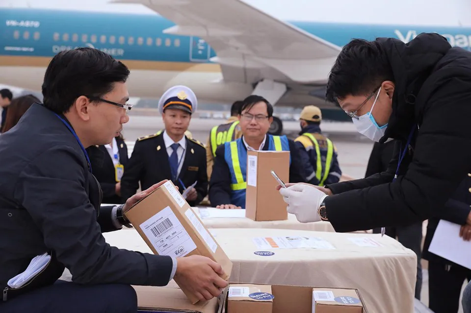 Ho&agrave;n tất việc đưa thi h&agrave;i v&agrave; tro cốt 39 nạn nh&acirc;n thiệt mạng ở Anh về nước - Ảnh 3.