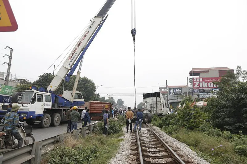 Tàu hỏa tông đứt đôi xe đầu kéo ở Thường Tín, Hà Nội - Ảnh 3.