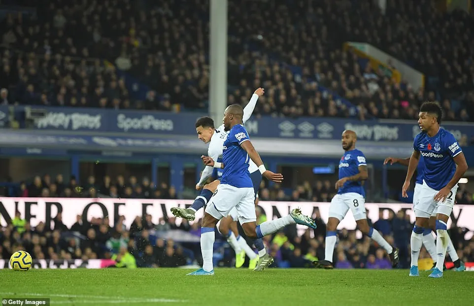 Everton 1-1 Tottenham: Son Heung Min nhận thẻ đỏ, Tottenham mất điểm phút bù giờ - Ảnh 2. Everton 1-1 Tottenham: Son Heung Min nhận thẻ đỏ, Tottenham mất điểm phút bù giờ - Ảnh 2.