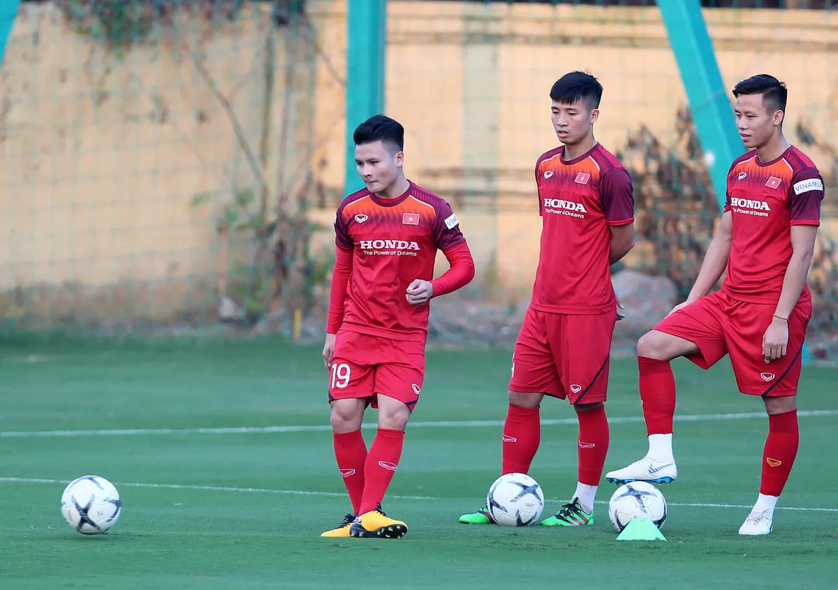 Gần đủ lực lượng, ĐT Việt Nam bắt đầu tập chiến thuật - Ảnh 10. Gần đủ lực lượng, ĐT Việt Nam bắt đầu tập chiến thuật - Ảnh 10.